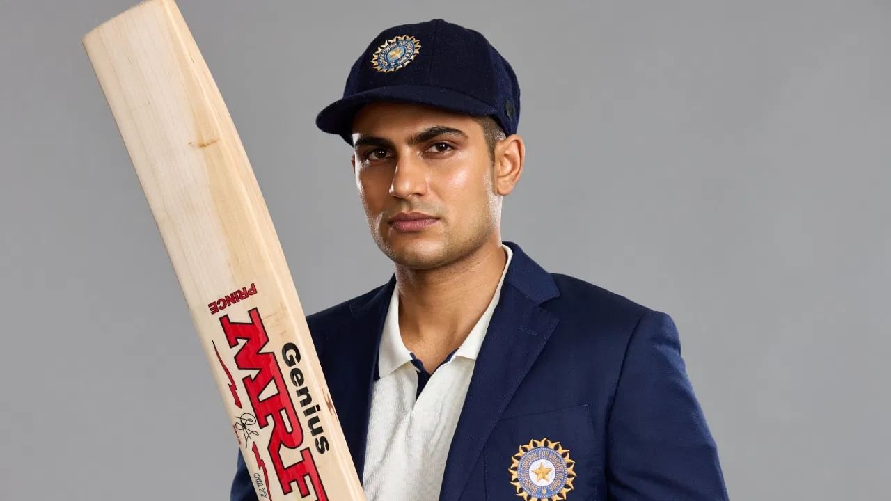 त्यामुळे आता शुबमन गिल कर्णधार म्हणून पहिल्याच मालिकेत टीम इंडियाला इंग्लंडमध्ये कसोटी मालिका जिंकून देणार का? याकडे चाहत्यांचं लक्ष आहे. या 5 सामन्यांच्या मालिकेला 20 जूनपासून सुरुवात होत आहे. (Photo Credit :  Bcci x Account)