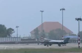 अहमदाबादमधील विमान अपघाची दुर्दैवी घटना ताजी असतानाच आता आणखी एक गंभीर प्रकार समोर आला आहे. ब्रिटनच्या नौदलाचे एफ-35 या जेटला इमर्जन्सी लँन्डिंग करावे लागले. 