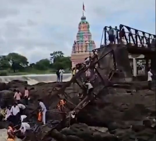 पुण्यातील मावळ तालुक्यात इंद्रायणी नदीवरील पूल तुटल्याने 30 पेक्षा जास्त लोक वाहून गेले होते. यातील बऱ्याच पर्यटकांना बचाव पथकांने बाहेर काढलं आहे. 