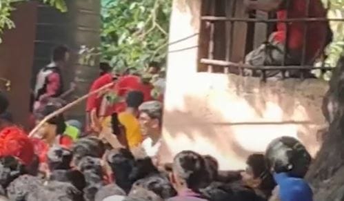 या चेंगराचेंगरीत बाजूला उभ्या असलेल्या कारच्या काचा फुटल्या आहेत. तर या चेंगराचेंगरीत आतापर्यंत 15 ते 20 जण जखमी झाल्याचे समोर आले आहे. मृतांचा आकडा आणखी वाढण्याची शक्यता  व्यक्त केली जात आहे. 