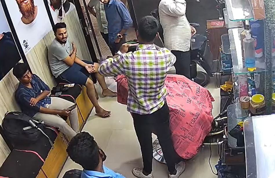 धाराशिव : उधारी दाढी व कटिंग न केल्याने युवकावर सलून दुकानात धारधार शस्त्राने हल्ला केला. यात पीडित युवक गंभीर जखमी झाला आहे.