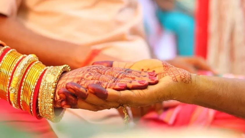 उत्तर प्रदेशमध्ये एक धक्कादायक प्रकार समोर आला आहे. येथे एका तरुणीने अवघ्या तीन वर्षांत 15 पेक्षा अधिकवेळा लग्न केलं आहे. सोबतच 6 वेळा तिने निकाहही केला आहे. विशेष म्हणजे या लुटणाऱ्या नौरीसोबत लग्न लावून देण्यासाठी पंडित, मौलवी आणि बनावट आई-वडीलही असायचे.