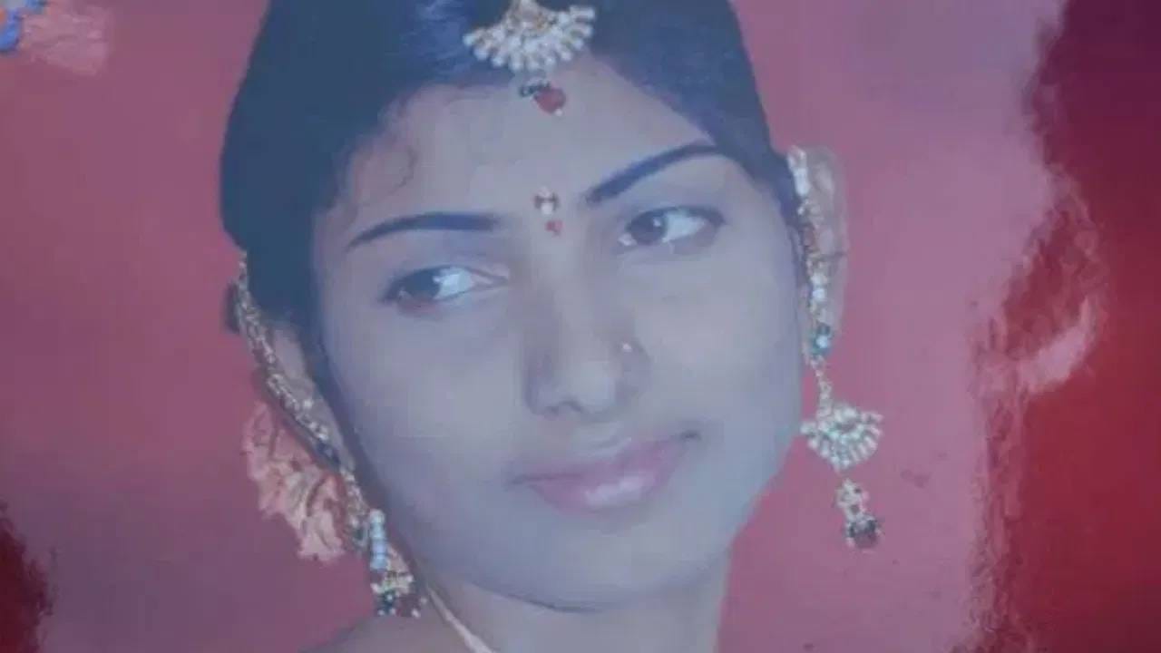 डेंजर बायको! नवरा, मुलं, सासू-सासऱ्यांना रोज द्यायची स्लो पॉइजन, कशी झाली पोलखोल; सर्वांनाच फुटला घाम डेंजर बायको! नवरा, मुलं, सासू-सासऱ्यांना रोज द्यायची स्लो पॉइजन, कशी झाली पोलखोल; सर्वांनाच फुटला घाम