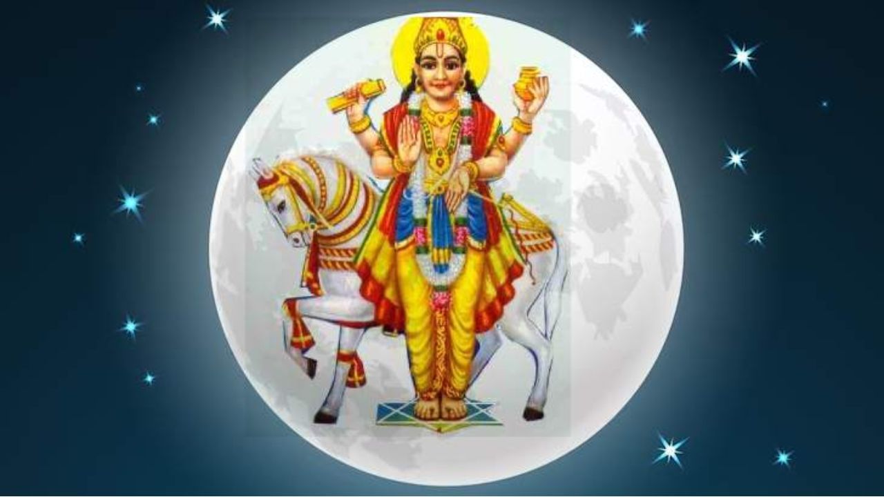 शास्त्रांमध्ये चंद्र म्हणजेच चंद्र ग्रहाला विशेष स्थान देण्यात आले आहे. हा ग्रह जल तत्वाशी संबंधित आहे. म्हणूनच, कुंडलीतील चंद्राची स्थिती पाहून व्यक्तीची मानसिक स्थिती, विचार आणि स्वभाव जाणून घेता येतो. याशिवाय, व्यक्तीचे त्याच्या आईशी असलेल्या नातेसंबंधाबद्दल देखील माहिती मिळू शकते. परंतु जेव्हा जेव्हा चंद्राची स्थिती बदलते तेव्हा त्याचा लोकांच्या जीवनातील प्रत्येक पैलूवर परिणाम होतो.