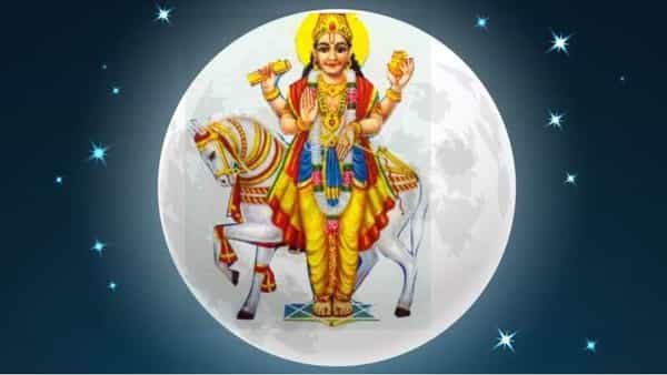 शास्त्रांमध्ये चंद्र म्हणजेच चंद्र ग्रहाला विशेष स्थान देण्यात आले आहे. हा ग्रह जल तत्वाशी संबंधित आहे. म्हणूनच, कुंडलीतील चंद्राची स्थिती पाहून व्यक्तीची मानसिक स्थिती, विचार आणि स्वभाव जाणून घेता येतो. याशिवाय, व्यक्तीचे त्याच्या आईशी असलेल्या नातेसंबंधाबद्दल देखील माहिती मिळू शकते. परंतु जेव्हा जेव्हा चंद्राची स्थिती बदलते तेव्हा त्याचा लोकांच्या जीवनातील प्रत्येक पैलूवर परिणाम होतो.