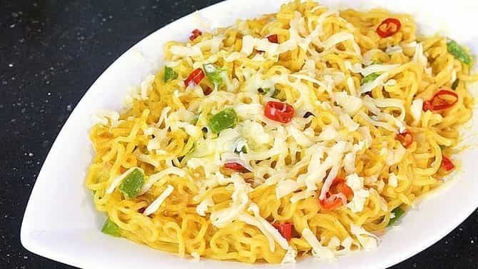 पावसाळ्याच्या थंडीत अशा प्रकारे घरच्या घरी बनवा झणझणीत चीझी नूडल्स