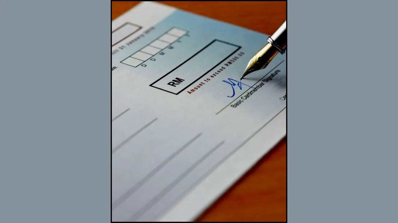 चेकवर रक्कम लिहिल्यानंतर तुम्ही 'फक्त' हा शब्द लिहिला नाही तरीही तो चेक वैध राहतो आणि बँकेकडून स्वीकारला जातो. असा कोणताही नियम नाही की चेकवर 'फक्त' लिहिणे बंधनकारक आहे.