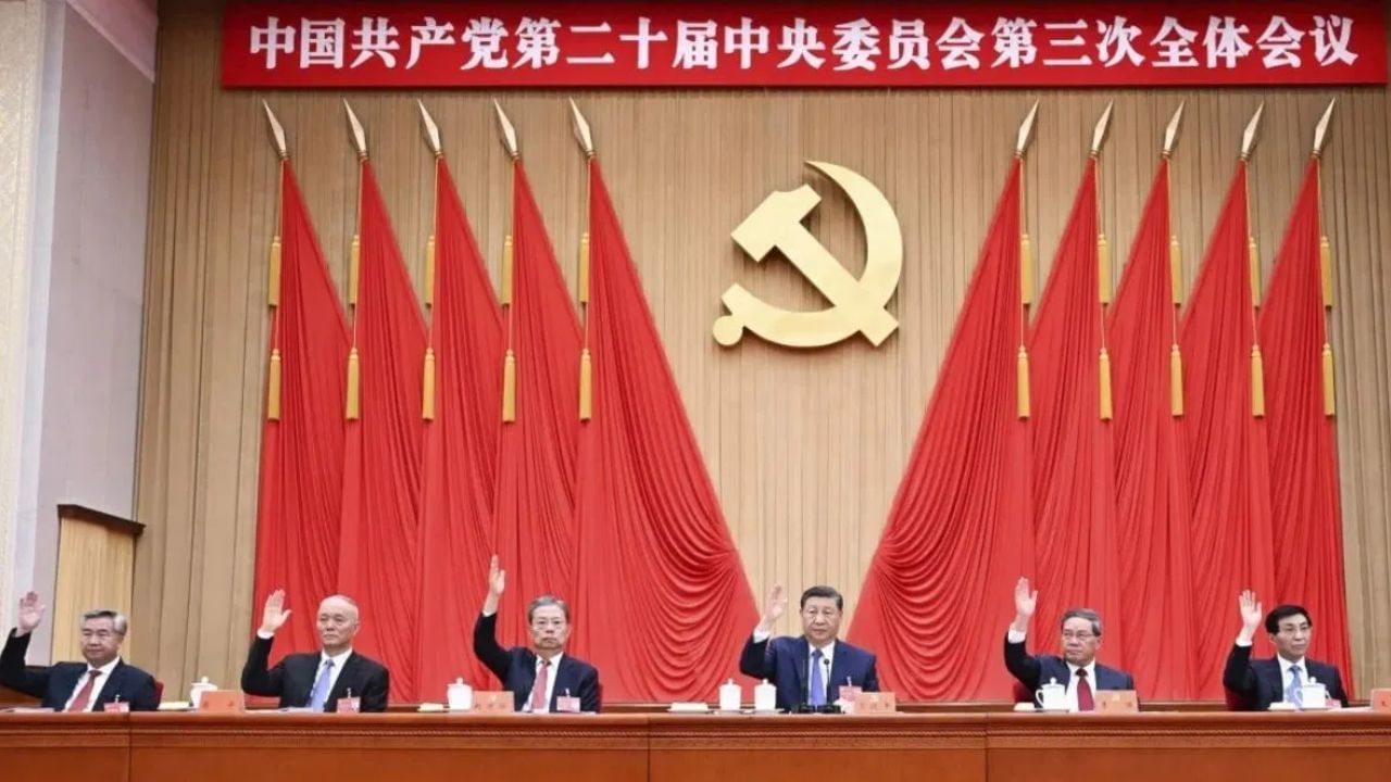 शी जिनपिंग यांच्यानंतर चीनमधील दोन नंबरचा सर्वात शक्तिशाली व्यक्ती कोण? पहिल्यांदाच फोटो आला समोर शी जिनपिंग यांच्यानंतर चीनमधील दोन नंबरचा सर्वात शक्तिशाली व्यक्ती कोण? पहिल्यांदाच फोटो आला समोर