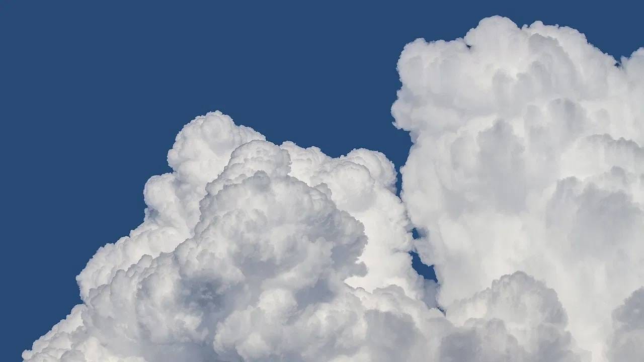 ढगांच्या स्थितीत बदल होण्यास आर्द्रता देखील जबाबदार असते. कारण ढगांमध्ये पाण्याचे कण असतात. त्यामुळे जास्त आर्द्रता असलेले ढग जास्त काळ आकाशात राहतात. जेव्हा जोरदार वारे वाहतात तेव्हा कमी आर्द्रता असलेले ढग त्यांची जागा सोडून वाऱ्याच्या दिशेने फिरत राहतात. फोटो: Pixabay