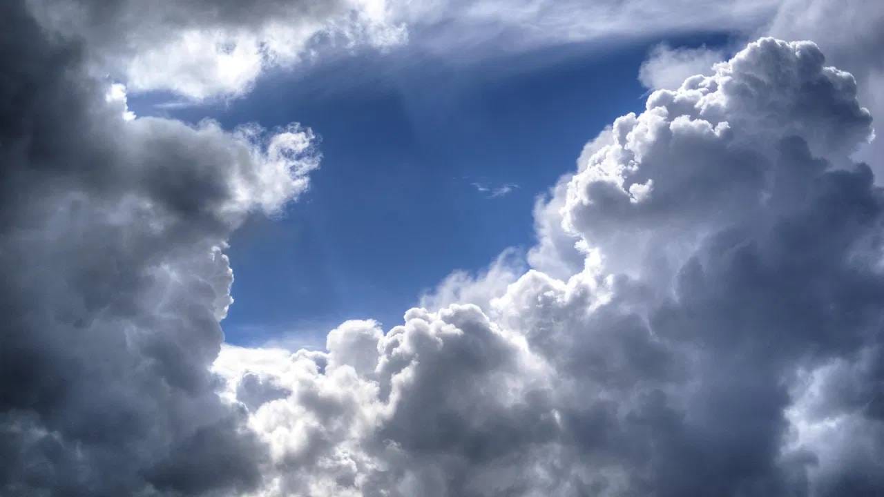 ढग कधीच एकाच ठिकाणी का राहत नाहीत, ते त्यांची जागा का बदलत राहतात. याची अनेक कारणे आहेत. पहिले कारण म्हणजे वाऱ्याची दिशा आणि वेग. जर वाऱ्याचा वेग वेगवान असेल तर त्याचा परिणाम ढगांवर दिसून येतो. जोरदार वारा ढगांना त्यांच्या जागेवरून हलण्यास भाग पाडतो. दुसरीकडे, मंद वाऱ्यात ढग जास्त काळ राहतात. फोटो: Pixabay