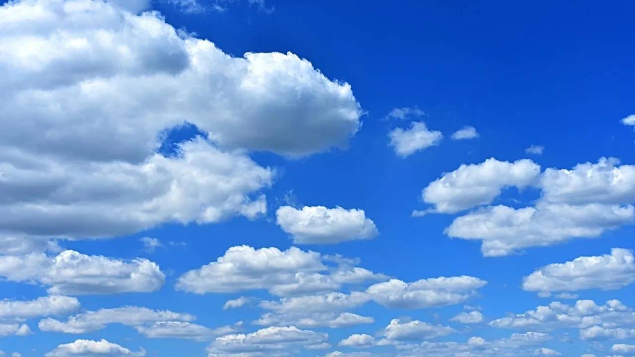 सर्वप्रथम असा प्रश्न पडतो की ढग तयार होतात तरी कसे? सूर्याच्या प्रखर उष्णतेमुळे पृथ्वीवरील पाण्याचं बाष्पीभवन होतं. वाफ वर गेल्यानंतर घनरूप होते आणि त्याचे रुपांतर पाणी आणि बर्फाच्या कणांमध्ये होते. हे सर्व ढगात जमा होते. फोटो: Pixabay