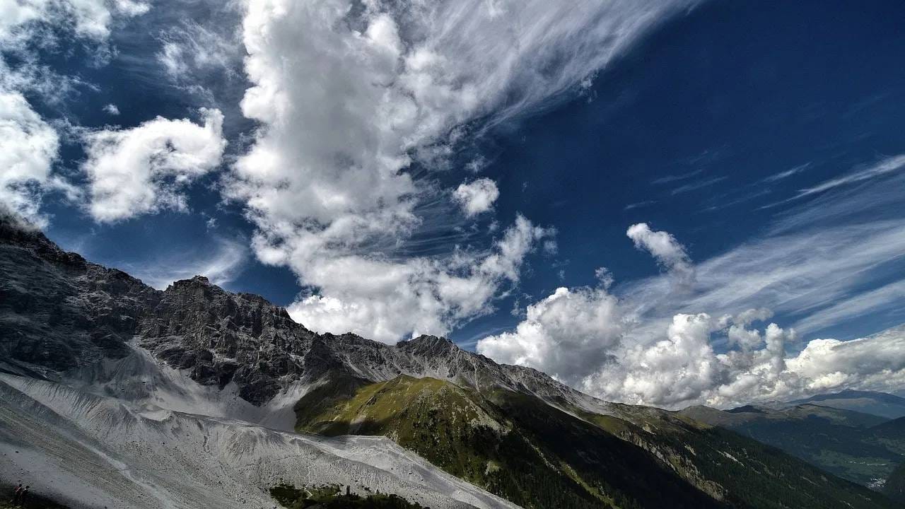 ढगांच्या स्थितीत तापमान देखील महत्त्वाची भूमिका बजावते. जर तापमान कमी असेल तर ढग जास्त काळ राहतात. याशिवाय कमी दाबाची प्रणाली ढगांना नियंत्रित ठेवण्यास मदत करते. उच्च दाबाची प्रणाली तयार होताच, ढग त्यांचे स्थान सोडतात. फोटो: Pixabay