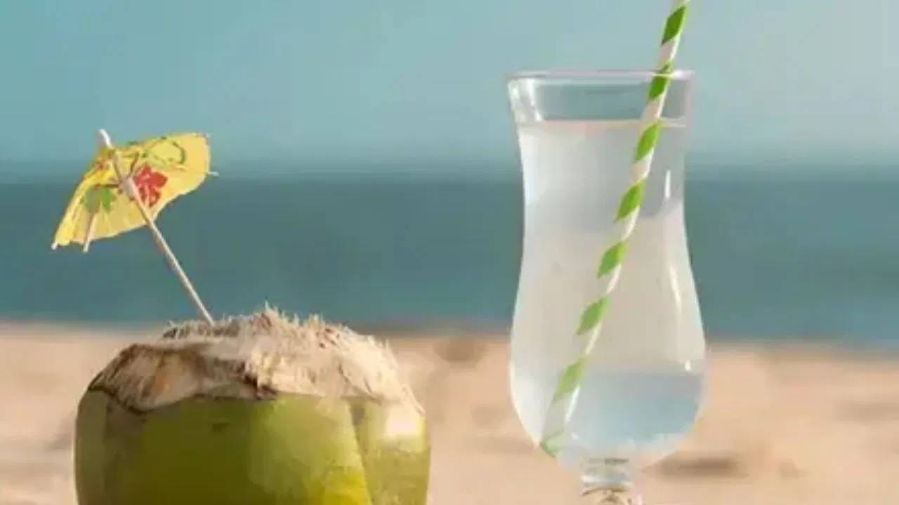 नारळ पाण्यात कॅलरीज खूप कमी असतात. ते शरीराच्या चयापचयाला गती देते, ज्यामुळे कॅलरीज बर्न करण्याची क्षमता वाढते. याव्यतिरिक्त, नारळ पाण्यात फायबर असते, ज्यामुळे पोट भरलेले वाटते, ज्यामुळे जास्त खाण्याची इच्छा कमी होते. नारळ पाण्याचे सेवन भूक नियंत्रित करते आणि अस्वास्थ्यकर स्नॅक्स खाण्याची इच्छा कमी करते, ज्यामुळे वजन कमी होण्यास मदत होते.