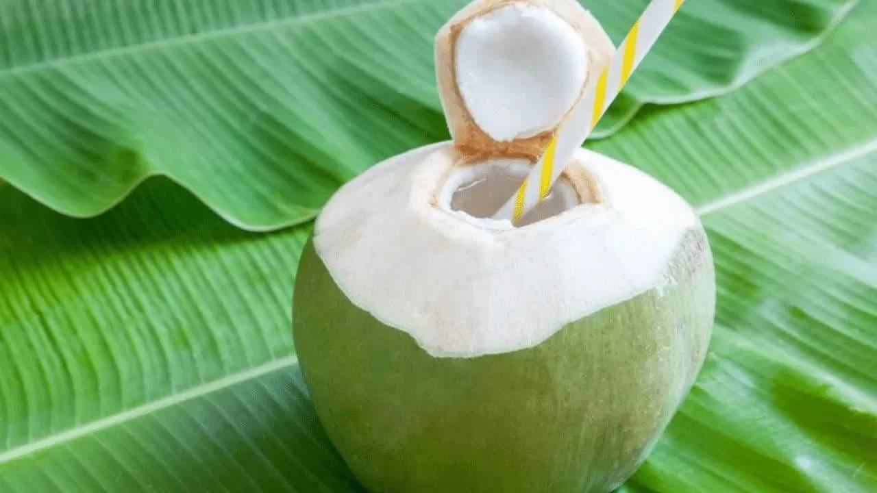 नारळाच्या पाण्यात असलेले फायबर पचनसंस्थेला सुधारते. ते बद्धकोष्ठता आणि अपचनाची समस्या दूर करते. ते पोटाची जळजळ कमी करते आणि आतडे स्वच्छ करते. ते गॅस आणि आम्लता सारख्या समस्यांपासून देखील आराम देते. नारळाचे पाणी आतड्यांमध्ये चांगले बॅक्टेरिया वाढवून पचनक्रिया गतिमान करते.