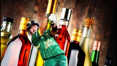 जंटलमन गेममध्ये या क्रिकेटर्संना दारुची चटक, या पठ्ठ्याने तर नशेतच ठोकले शतक, तडाखेबंद फटकेबाजीने प्रेक्षक मंत्रमुग्ध