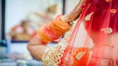 3 मुलांच्या आईवर आला जीव, काकू म्हणून आवाज देत गेला बेडरुममध्ये; नवऱ्याने नको त्या अवस्थेत पाहिलं अन्...