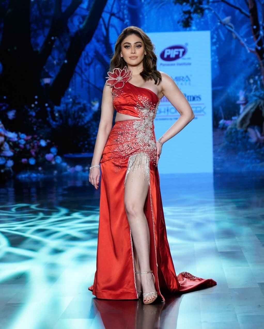 कांटा लगा फेम अभिनेत्री शेफाली जरीवाला हिचं शुक्रवारी (27 जून) निधन झालं आहे. हृदयविकाराच्या झटक्याने निधन झाल्याचं सांगितलं जात असलं तरी शवविच्छेदनानंतर तिच्या मृत्यूचं खरं कारण समोर येणार आहे. तिच्या अकाली जाण्याने संपूर्ण बॉलिवूड इंडस्ट्रीत हळहळ व्यक्त केली जात आहे.  