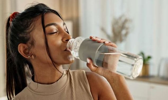 'हे' 5 पदार्थ तूमच्या शरीरात पाण्याची कमतरता निर्माण करतात, जाणून घ्या 'हे' 5 पदार्थ तूमच्या शरीरात पाण्याची कमतरता निर्माण करतात, जाणून घ्या