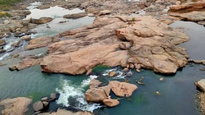 भारतातील ती नदी, जिथे पाण्यापेक्षा अधिक वाहते रक्त! खडकही झाला लाल, खरंच काय चमत्कार, Video पाहिला का?