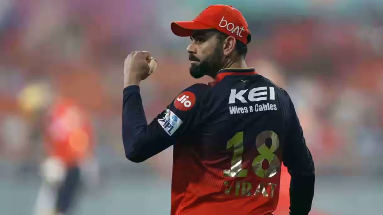 मागच्या 17 वर्षात आरसीबीची तीन वेळा जेतेपदाची संधी हुकली. शेवटच्या सामन्यात पराभवाचं तोंड पाहावं लागलं. आता 9 वर्षानंतर आरसीबी संघ पुन्हा अंतिम फेरीत पोहोचला आहे. साखळी फेरीत आरसीबीने चांगली कामगिरी केली आहे. म्हणूनच यंदाच्या आयपीएलमध्ये ट्रॉफी जिंकण्यासाठी आरसीबी हा आवडता संघ म्हणून ग्राह्य धरला जात आहे. (Photo- BCCI/IPL))