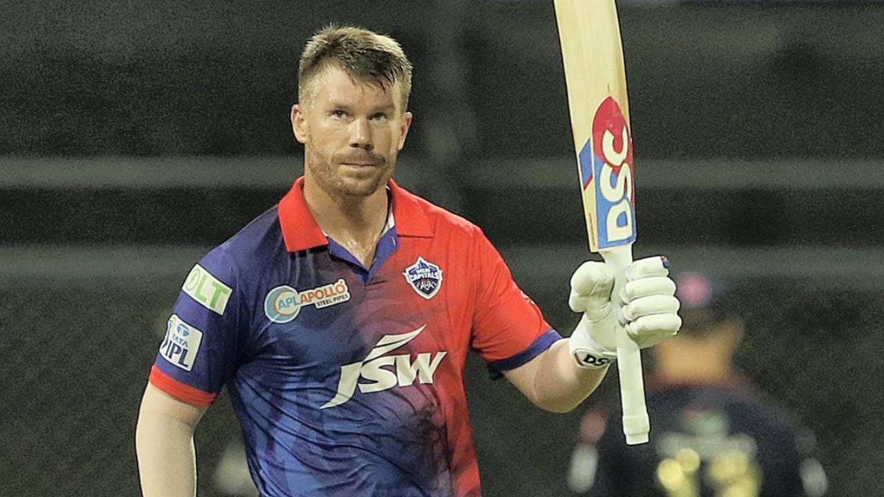 सोशल मीडियावर एका चाहत्याने विचारलेल्या प्रश्नाचे उत्तर देताना डेव्हिड वॉर्नर म्हणाला, "मला वाटते की रॉयल चॅलेंजर्स बंगळुरू यावेळी ट्रॉफी उचलेल." तसेच जोश हेझलवूड अंतिम सामन्यात चमक दाखवून सामनावीराचा पुरस्कार जिंकेल, असंही भाकीत वर्तवलं आहे. (Photo- PTI)