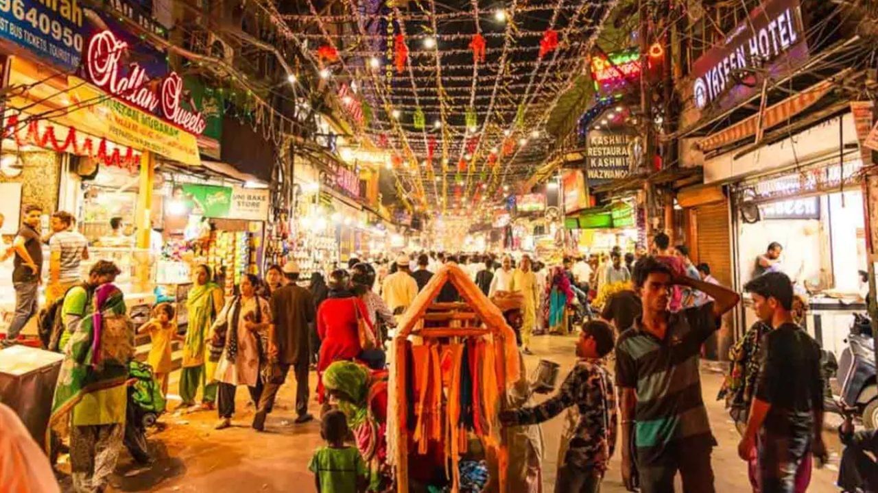 दिल्लीतील चांदनी चौकचा खरा इतिहास काय? जाणून घ्या कसं पडलं नाव? दिल्लीतील चांदनी चौकचा खरा इतिहास काय? जाणून घ्या कसं पडलं नाव?