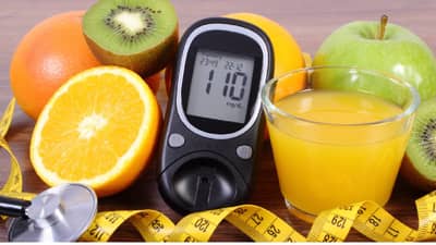 डायबिटीज रुग्णांसाठी फळ आणि फळांचा रस यापैकी काय आहे जास्त फायदेशीर? जाणून घ्या