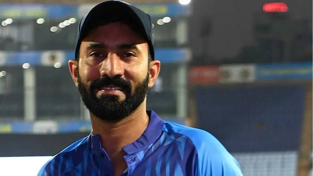 दुसऱ्या क्रमांकावर भारताचा स्टार विकेटकीपर बॅट्समन दिनेश कार्तिकचा नंबर लागते. त्यानेही 2010 नंतर 2018 मध्ये कसोटी सामन्यात कमबॅक केलं होतं. या दरम्यान त्याला 87 कसोटी सामन्यांना मुकावं लागलं होतं. (फोटो- पीटीआय)