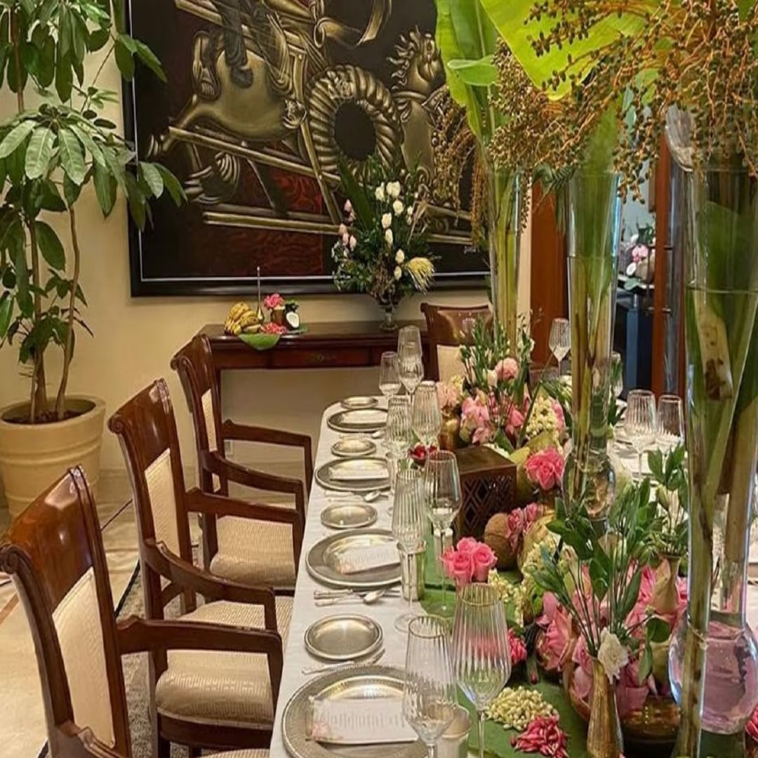 लिव्हिंग रूम आणि मास्टर बेडरूम खूप खास आहेत : घराचा लिविंग एरिया त्याच्या काचेच्या आणि लाकडी छताने बनलेला आहे. सोनम आणि तिची सासू प्रिया आहुजा अनेकदा या ठिकाणाचे फोटो शेअर करतात, जिथे छताची रचना चित्रांना एक शाही स्पर्श देते. लिविंग रूम आरामदायी, स्टायलिश आणि व्यक्तिमत्त्वाने परिपूर्ण आहे. त्याच वेळी, छतावरून लटकलेला मोठा आणि सुंदर झुंबर हे ठिकाण आणखी आकर्षक बनवतो.