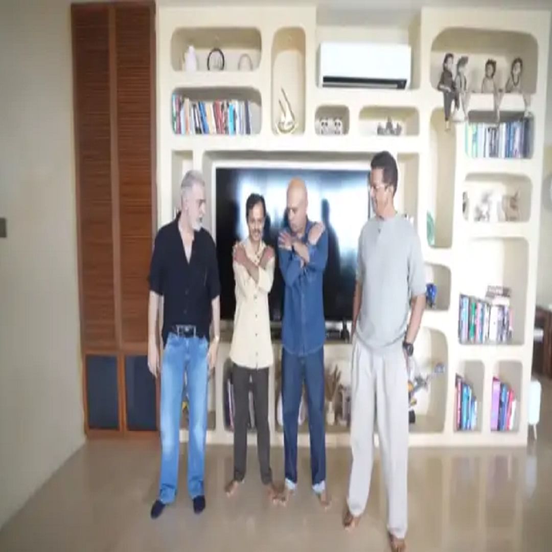 या डिस्प्ले वॉलमध्ये काही खास शोपीस देखील ठेवण्यात आल्या आहेत, जे सर्वांचे लक्ष वेधून घेतात.