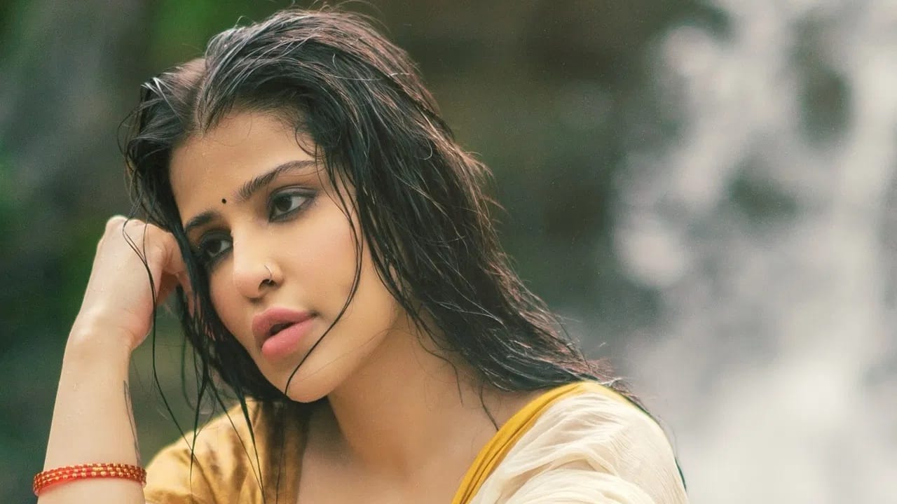 एडीन रोज 2023 मध्ये बिग बॉस या छोट्या पडद्यावरीर रियालिटी शोमध्ये सहभागी झाली होती. एडीनला बार्बी असंही म्हटलं जातं. एडीनने एरोनॉटिक्समध्ये पदवी शिक्षण घेतलंय.एडीन इस्लाम धर्माचं पालन करते. (Photo Credit : Instagram) 