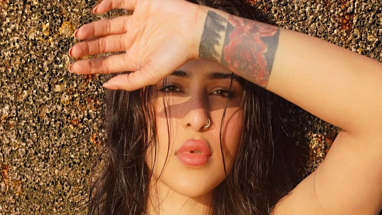 श्रेयसबाबत विधान करुन एडीन चांगलीच चर्चेत आली आहे. एडीन रोज ही मॉडेल आणि अभिनेत्री आहे. एडीन 2023 साली रावणासुरा या तामिळ सिनेमात साकारलेल्या भूमिकेनंतर चर्चेत आली. त्याशिवाय एडीनने LIK या सिनेमातही काम केलंय. (Photo Credit : Instagram) 