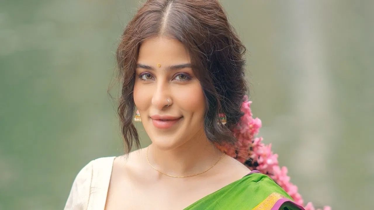 एडीनचा जन्म दुबईत झाला. तिथेच तिने शिक्षणही घेतलं. एडीन 2020 साली भारतात आली आणि मॉडेलिंगला सुरुवात केली. एडीन इंस्टाग्रावरही चर्चेत असते. एडीनचे इंस्टावर  1 मिलियनपेक्षा जास्त फॉलोवर्स आहेत. (Photo Credit : Instagram) 