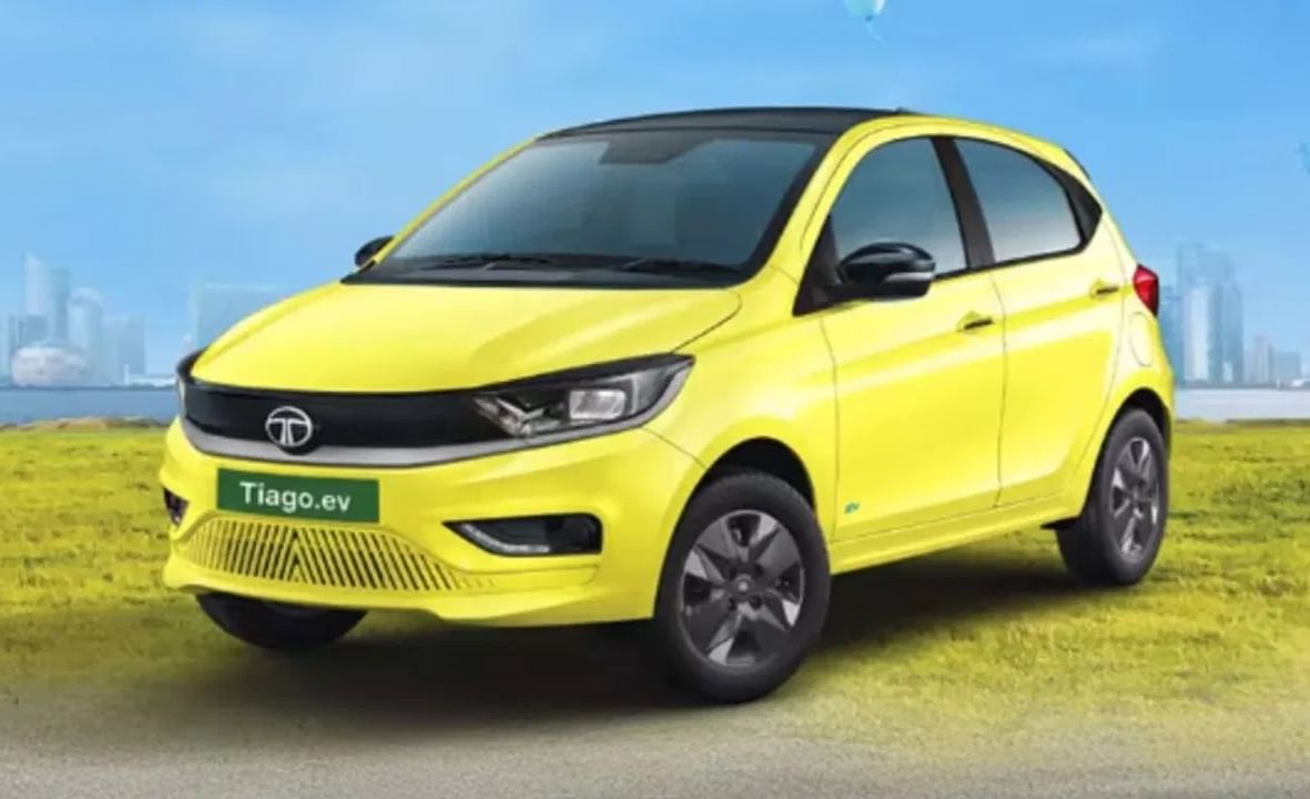 Tata Tiago EV:किंमत: 7.99 लाख – 11.14 लाख रुपये (एक्स-शोरूम): Tata Tiago EV एक विश्वासार्ह आणि सुविधा असलेली  ईलेक्ट्रीक आहे.ही कार दोन वेरिएंट (XE MR आणि XT MR) मध्ये मिळते आणि तिची किंमत 10 लाख रुपयांहून कमी आहे.या कारची बॅटरी क्षमता  19.2 kWh आहे.या कारला 315 किमीपर्यंत रेंज मिळते. या कारला Tataचे नाव असल्याने ती विश्वाससार्ह आणि सर्व्हीस नेटवर्क चांगला पर्याय आहे. 