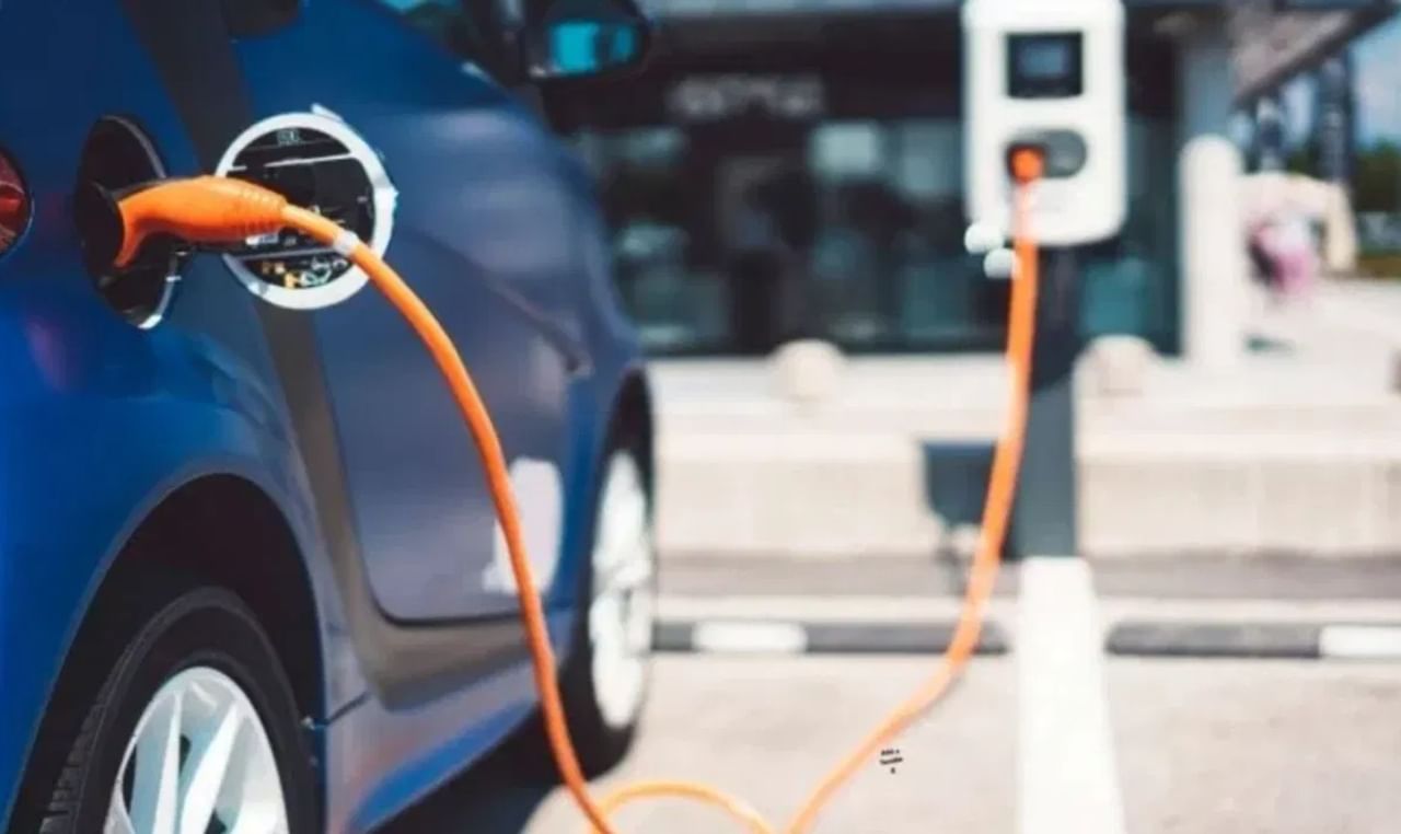 इलेक्ट्रीक कारची मागणी वाढत आहे: देशात इलेक्ट्रिक कारना सध्या मोठी मागणी आहे.इंधनाच्या वाढत्या किंमतीमुळे आणि पर्यावरण जागरूकता तसेच सरकारी सबसिडीमुळे लोकांचे इलेक्ट्रीक कारकडे वळले आहे. परंतू सध्या दहा लाखांच्या रेंजच्या कमी कार बाजारात आहेत. या फोटो गॅलरीत आपण  भारतातील  3 सर्वात स्वस्त इलेक्ट्रीक कार्सना पाहणार आहोत ज्या लो बजट असूनही दमदार  फिचर्सवाल्या आहेत.