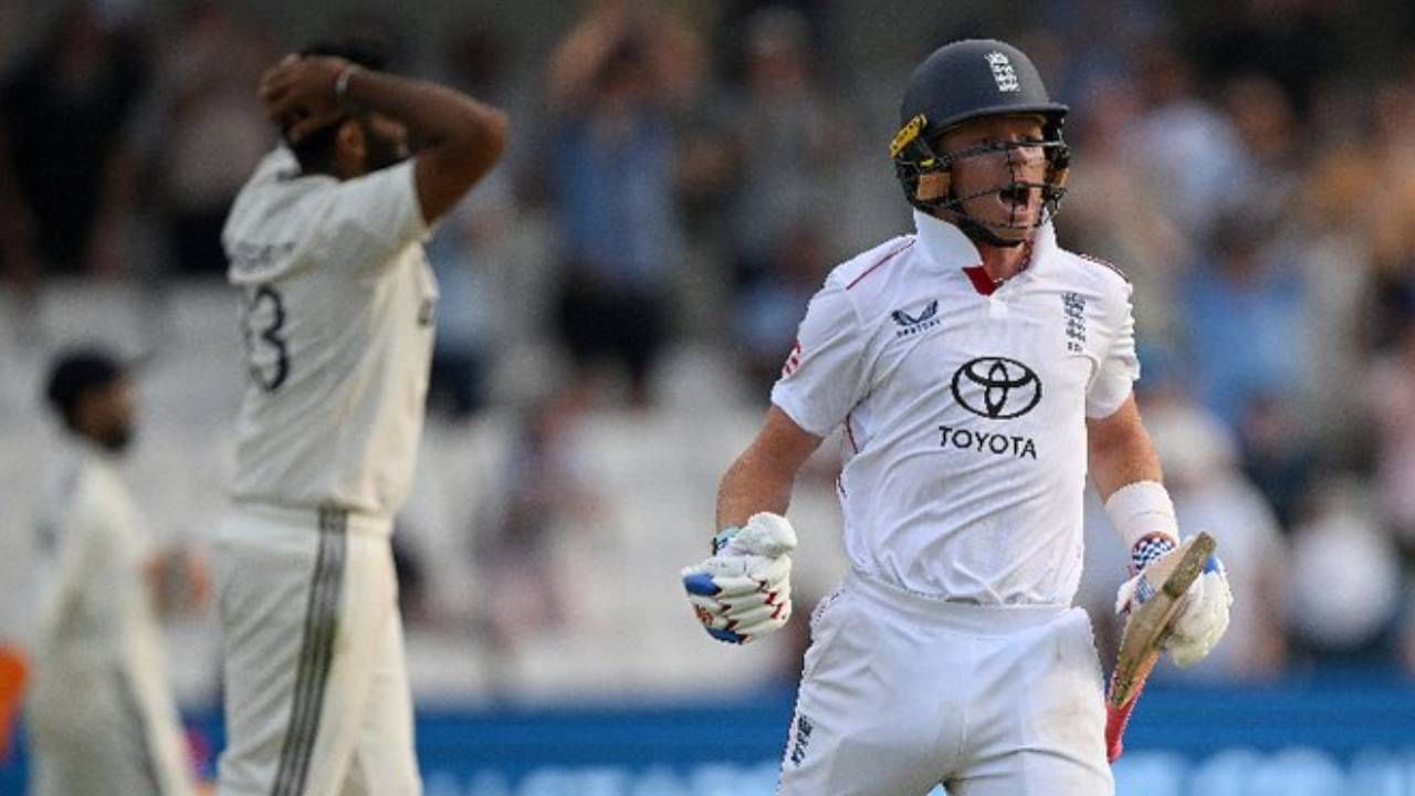 पहिल्या डावात टीम इंडियाचा वेगवान गोलंदाज जसप्रीत बुमराह प्रभावी ठरला होता. या व्यतिरिक्त प्रसिद्ध कृष्णाने 3 आमि मोहम्मद सिराजने 2 विकेट काढल्या होत्या. पण प्रसिद्ध कृष्णा आणि मोहम्मद सिराजने सर्वाधिक धावा दिल्या होत्या. (फोटो- England Cricket Twitter)