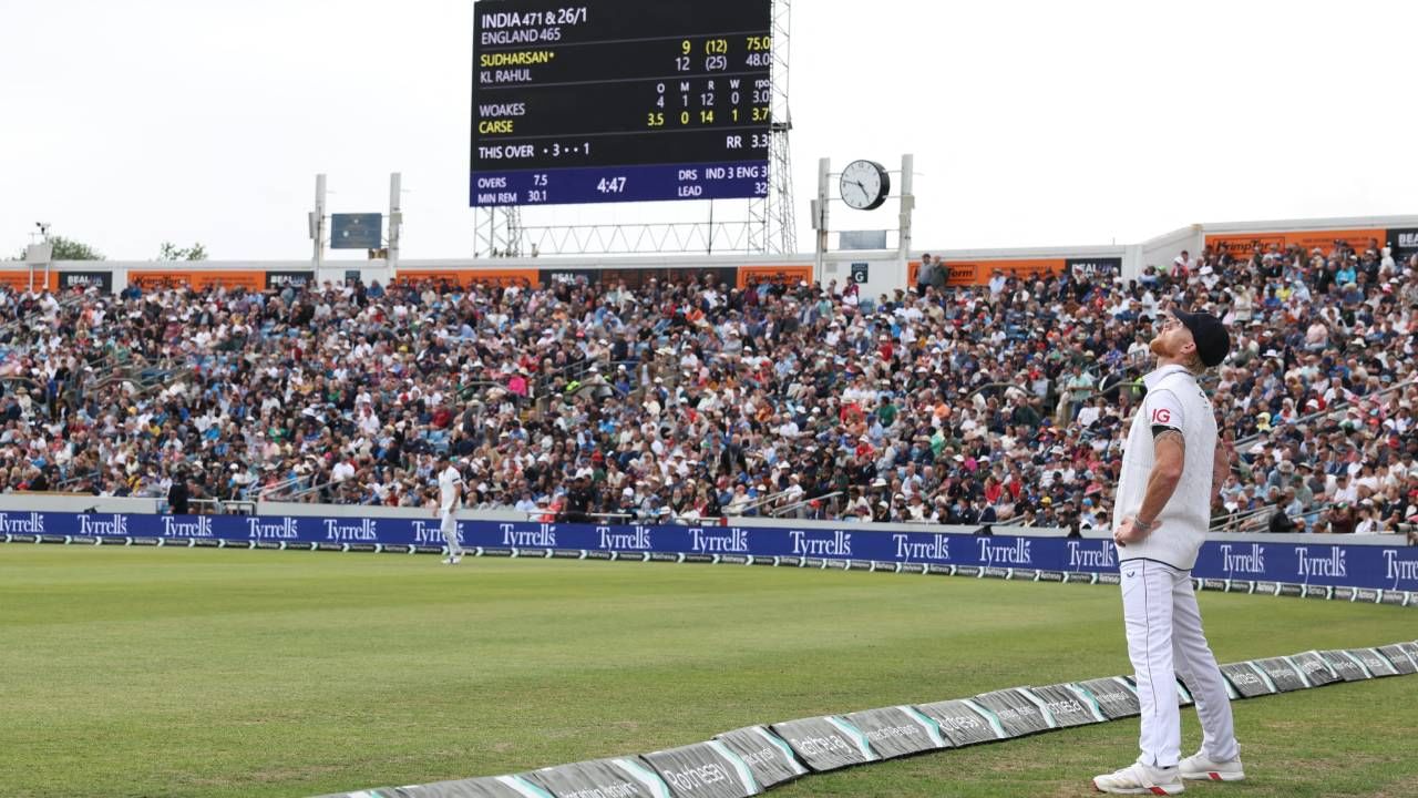 भारत आणि इंग्लंड यांच्यात पाच सामन्यांची कसोटी मालिका सुरु आहे. पहिला कसोटी सामना आता निर्णायक वळणावर पोहोचला आहे. भारताने दुसऱ्या डावात 364 धावा केल्या आहेत. तसेच विजयासाठी 370 धावा दिल्या आहेत. आता इंग्लंड या धावा गाठणार का? असा प्रश्न आहे. 