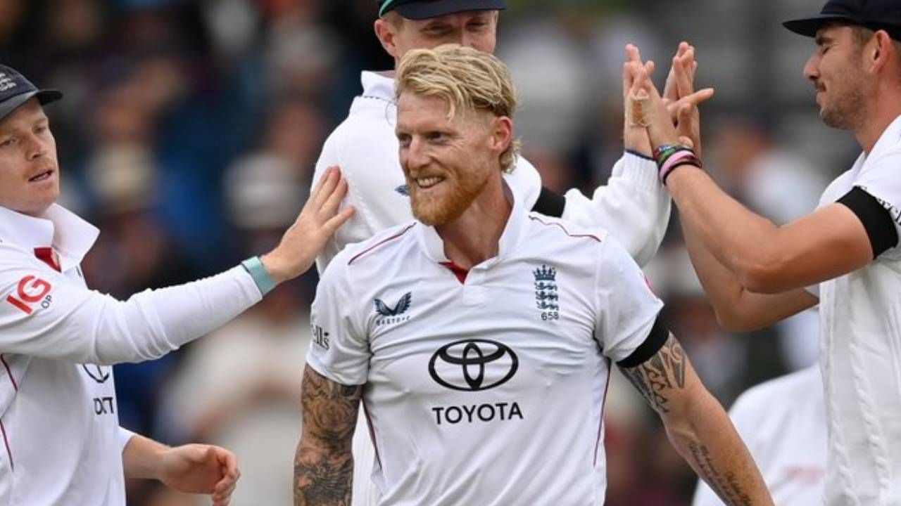 इंग्लंडने आपल्याच देशात सर्वाधिक 378 धावा गाठल्या आहेत. भारताविरुद्ध बर्मिंघममध्ये इतकी मोठी धावसंख्या गाठली आहे. 2022 मध्ये भारताविरुद्ध ही कामगिरी केली होती. मात्र लीड्सवर सर्वाधिक 359 धावांचा पल्ला गाठला आहे. ऑस्ट्रेलियाविरुद्ध ही कामगिरी केली आहे. 