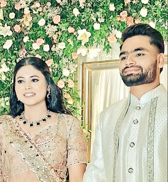 मिळालेल्या माहितीनुसार मोजक्या लोकांच्या उपस्थितीत हा साखरपुड्याचा साहळो पार पडला. दरम्यान, रिंकू सिंहची होणारी बायको प्रिया सरोज यांची सगळीकडे चर्चा होत आहे.