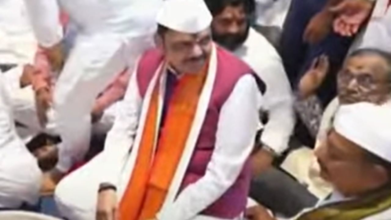 देवेंद्र फडणवीस यांनी पूजा केल्यानंतर पालखीचे प्रस्थान झाले  