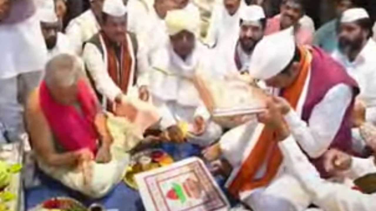 मुख्यमंत्री देवेंद्र फडणवीस यांनी आज देहुमध्ये संत तुकाराम महाराजांच्या पादुकांची पूजा केली 