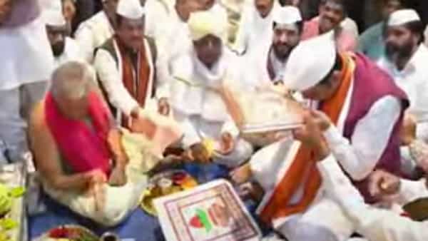 मुख्यमंत्री देवेंद्र फडणवीस यांनी आज देहुमध्ये संत तुकाराम महाराजांच्या पादुकांची पूजा केली