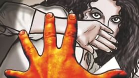 धावत्या कॅबमध्ये महिला पायलटचा विनयभंग; मुंबई हादरली धावत्या कॅबमध्ये महिला पायलटचा विनयभंग; मुंबई हादरली