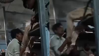 ट्रेनचा डबा बनला आखाडा, दोन प्रवाशांमध्ये तुफान हाणामारी; Video व्हायरल