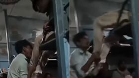 ट्रेनचा डबा बनला आखाडा, दोन प्रवाशांमध्ये तुफान हाणामारी; पहा Video ट्रेनचा डबा बनला आखाडा, दोन प्रवाशांमध्ये तुफान हाणामारी; पहा Video
