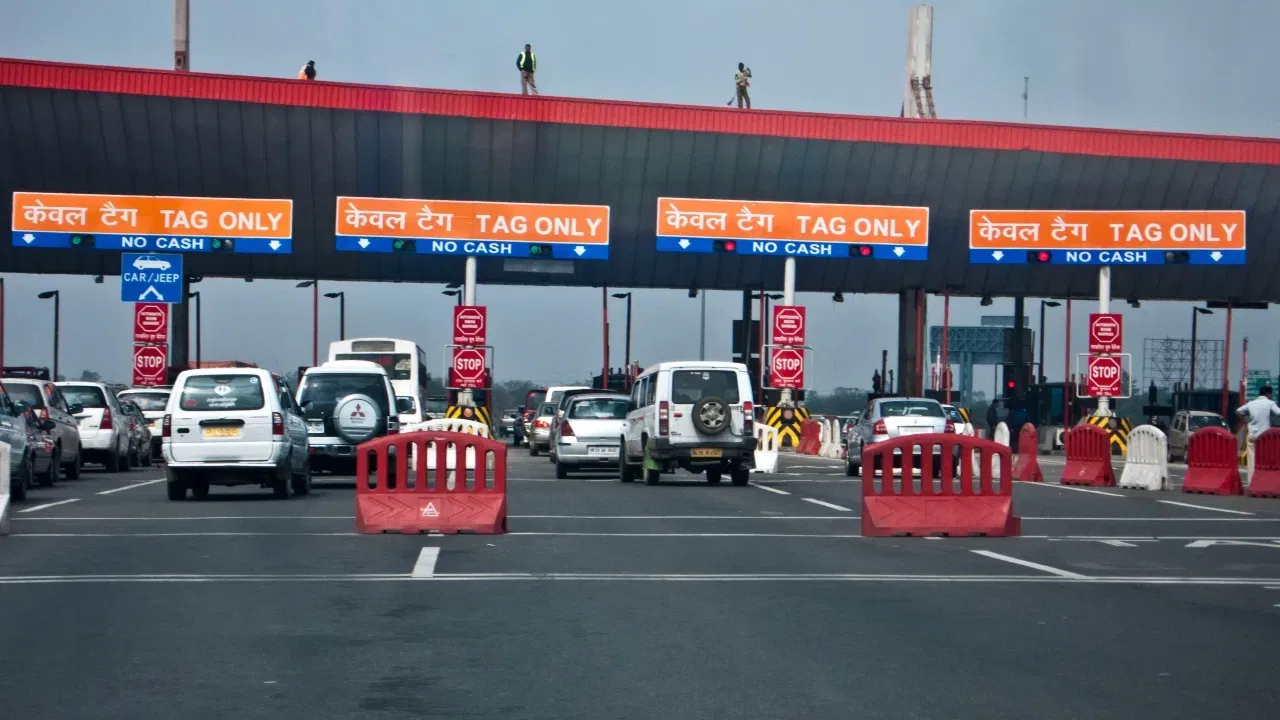 Toll Tax: भारतातील 'या'लोकांना टोल टॅक्स माफ, वाचा संपूर्ण यादी Toll Tax: भारतातील 'या'लोकांना टोल टॅक्स माफ, वाचा संपूर्ण यादी