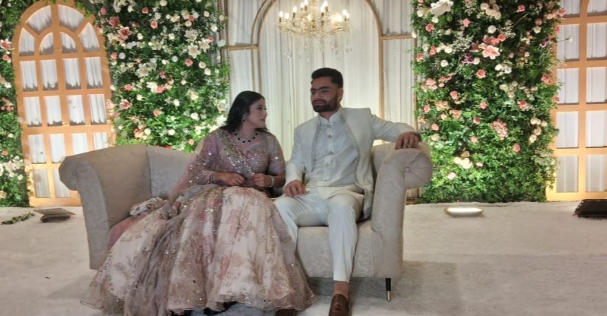 प्रिया सरोज या समाजवादी पक्षाच्या खासदार आहेत. रिंकू सिंहने जेव्हा प्रिया सरोज यांच्या हतात अंगठी घातली तेव्हा त्यांच्या डोळ्यातून आनंदाश्रू आले. 