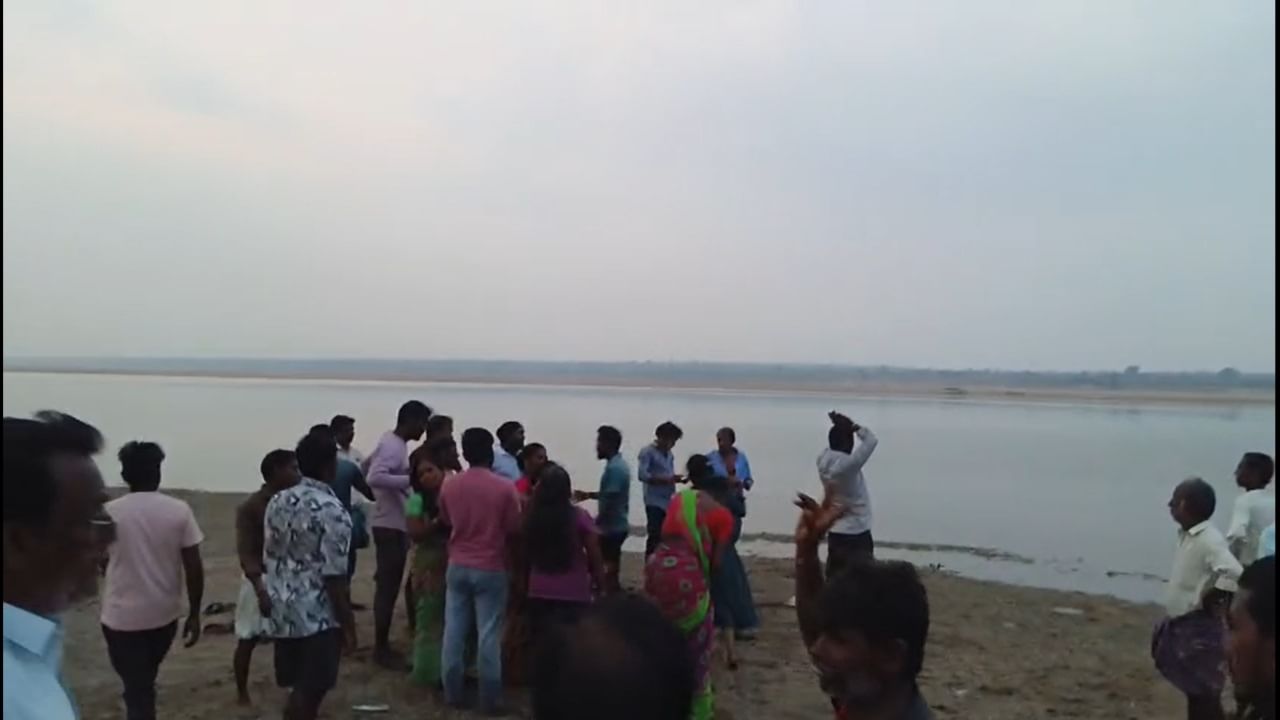 गडचिरोलीत गोदावरी नदीपात्रात 8 तरुण बुडाले, शोध मोहिम सुरु गडचिरोलीत गोदावरी नदीपात्रात 8 तरुण बुडाले, शोध मोहिम सुरु