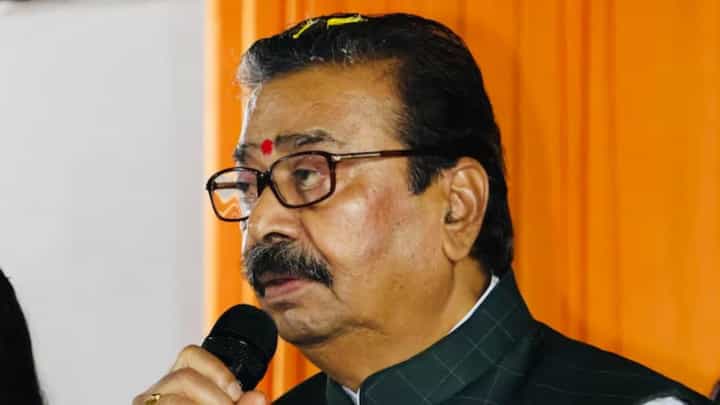 Gajanan Kirtikar : कीर्तिकरांविरोधात शिंदेंच्या शिवसेनेत नाराजीचा सूर? पक्षश्रेष्ठी काय निर्णय घेणार? Gajanan Kirtikar : कीर्तिकरांविरोधात शिंदेंच्या शिवसेनेत नाराजीचा सूर? पक्षश्रेष्ठी काय निर्णय घेणार?