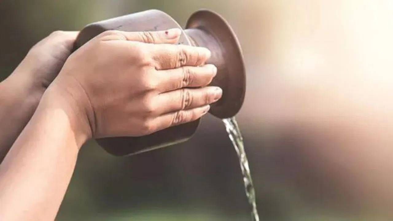 गंगाजल तोंडात असेल तर आत्म्याचा पुढील प्रवास सोपा होतो, अशी मान्यता आहे. इतकंच काय तर गंगाजल जीवाणूंच्या वाढीस देखील प्रतिबंधित करते. गंगाजलासोबत तुळशीच्या पानांना देखील तितकंच महत्त्व आहे.